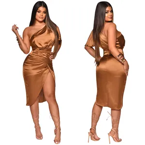 Detailansicht eines bronzefarbenen One-Shoulder-Satin-Midikleids mit Seitenschlitz