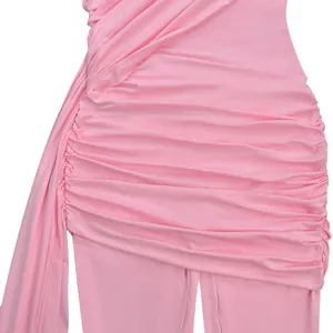 Detailansicht der rosa gerafften Stoffstruktur eines eleganten Jumpsuits mit Schärpe.