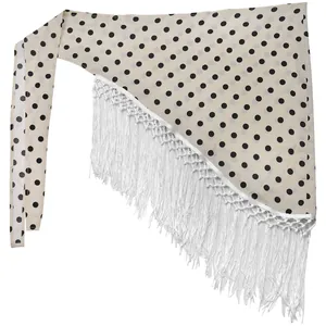 Détail macro d'une écharpe à pois avec d'élégantes franges blanches pour les femmes.