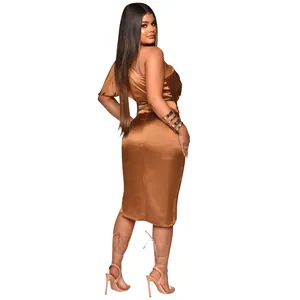 Detaillierte Rückansicht eines bronzefarbenen Satin-Midikleids mit einer Schulter und Schlitz
