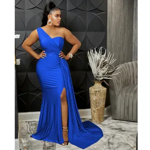 Elegante vestido largo de un hombro azul real con abertura lateral alta para gala.