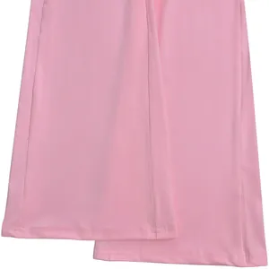 Nahaufnahme des rosa ausgestellten Jumpsuit-Saums mit sauberer Naht und glattem Stoff.
