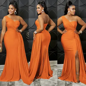 Vista detallada en tres ángulos de un elegante vestido largo naranja de un solo hombro