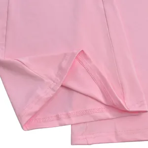 Hochwertige Nahaufnahme des Saums und der präzisen Nähte eines rosa modischen Jumpsuits