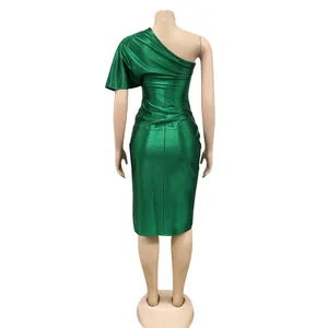 Rückansicht eines eleganten smaragdgrünen One-Shoulder-Bodycon-Midikleids aus Satin