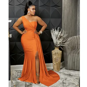Elegante vestido de noche naranja de un solo hombro con una abertura lateral alta