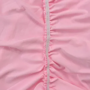Detailansicht der gerafften Mittelnaht an einem eleganten rosa figurbetonten Jumpsuit