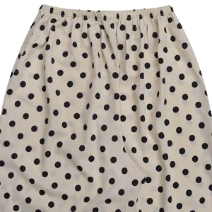 Détail d'un pantalon large crème à pois noirs avec taille élastique confortable