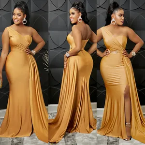 Elegante vestido de noche sirena dorado de un hombro con abertura lateral y drapeado fino.