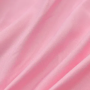 Detaillierte Makroansicht der weichen rosa gerippten Stoffstruktur eines Jumpsuits