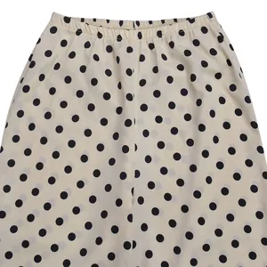 Détail rapproché d'un élégant pantalon à pois crème avec taille élastiquée confortable