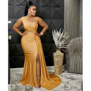 Elegante vestido largo dorado de un hombro con abertura lateral y cinturón para fiestas