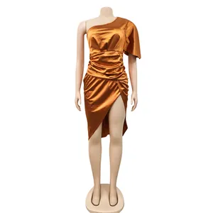 Detailansicht eines eleganten orangefarbenen One-Shoulder-Midikleids mit Schlitz