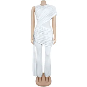 Eleganter weißer, eng anliegender Jumpsuit mit schicken Raffungen und einer langen Schärpe.
