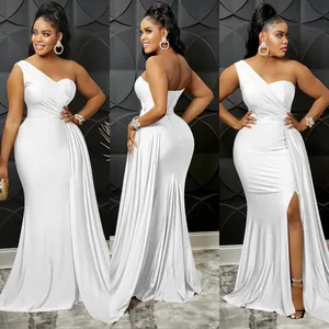 Elegante vestido de noche blanco de un hombro, largo hasta el suelo, con abertura y pliegues