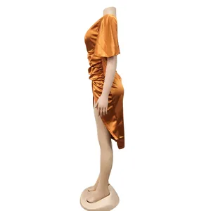 Seitenansicht des orangefarbenen Satin-Kleids mit geraffter Taille und Seitenschlitz
