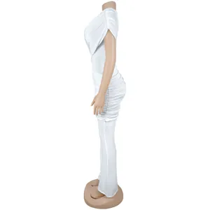 Seitenansicht eines eleganten weißen eng anliegenden Jumpsuits mit feinen Raffungen