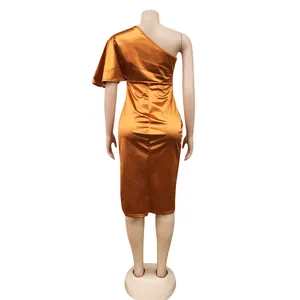 Rückansicht eines eleganten orangefarbenen Satin-Midikleids mit einer Schulter.