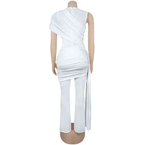 Rückansicht des eleganten weißen Jumpsuits mit drapierter Schulter und fließendem Band.