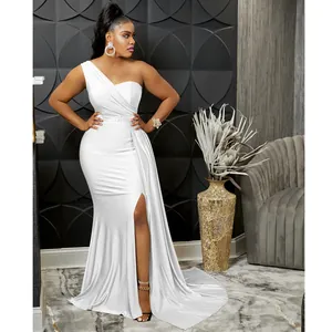 Elegante vestido de noche blanco de un solo hombro con abertura alta y cola de sirena.