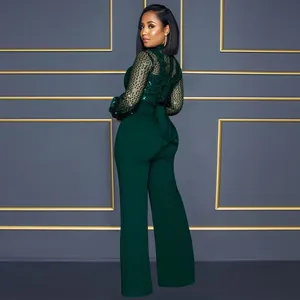 Vue arrière d'une combinaison à paillettes vert foncé avec pantalon large et nœud