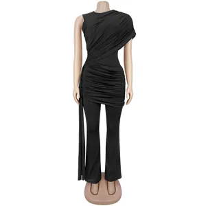 Eleganter schwarzer Jumpsuit mit Raffung und langer dekorativer Schärpe für Damen.