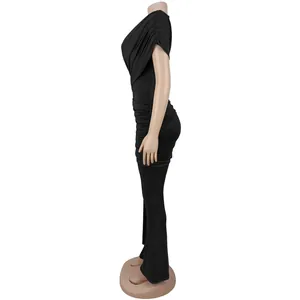 Seitenansicht eines eleganten schwarzen Jumpsuits mit Raffungen auf einer Schaufensterpuppe.