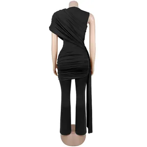 Rückansicht eines eleganten schwarzen Slim-Fit-Jumpsuits mit drapiertem Schal und ausgestelltem Bein
