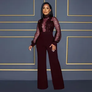 Vue de face d'une combinaison bordeaux avec haut transparent à paillettes et pantalon large