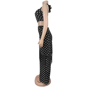 Vue latérale détaillée de l'ensemble haut court à pois et pantalon large à franges