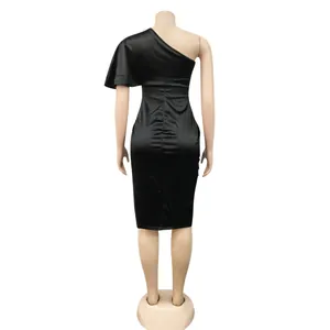 Elegantes schwarzes Ein-Schulter-Bodycon-Midikleid mit raffinierten Rückenraffungen
