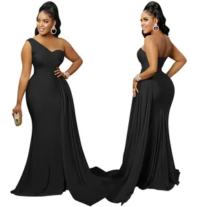Elegante vestido de noche sirena negro de un hombro, mostrado de frente y por detrás