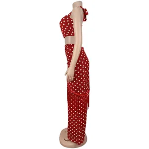 Détail latéral d'un ensemble deux pièces à pois rouges avec pantalon à franges