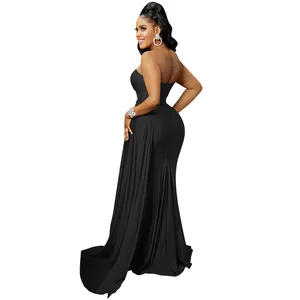 Elegante vestido de noche ajustado negro con una cola larga, vista trasera en modelo