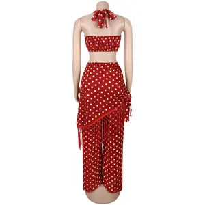 Vue arrière de l'ensemble deux pièces à pois rouges avec haut dos nu et pantalon à franges