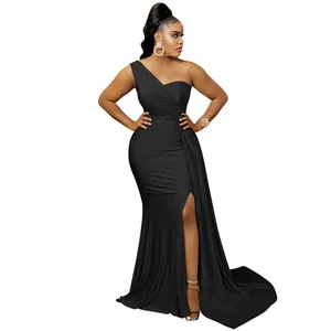 Elegante vestido largo negro de un hombro con abertura lateral alta y bajo de sirena