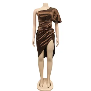 Detailansicht des One-Shoulder-Designs und der gerafften Taille des braunen Schlitzkleides