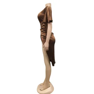 Seitenansicht eines braunen Kurzarm-Raffkleids mit hohem Beinschlitz auf einer Schaufensterpuppe.