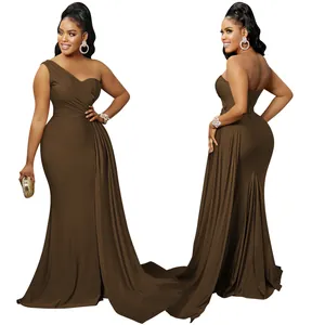 Elegante vestido de noche marrón con un solo hombro, largo hasta el suelo y corte de sirena.