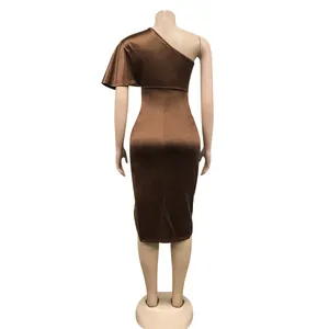 Detaillierte Rückansicht eines eleganten braunen One-Shoulder-Midi-Kleides für Damen