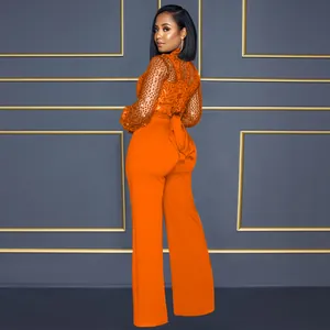 Vue arrière d'une combinaison orange à paillettes montrant les détails de dentelle