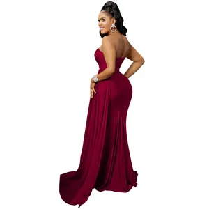 Detalle de la elegante espalda y la cola fluida de este vestido de noche palabra de honor burdeos.
