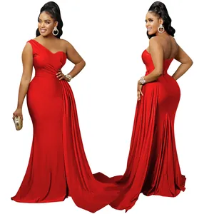 Elegante vestido de noche rojo de un hombro con larga cola lateral drapeada y largo hasta el suelo