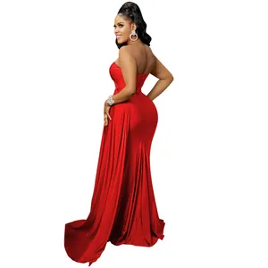 Elegante vestido de noche rojo ajustado con cola larga, detalle de vista trasera