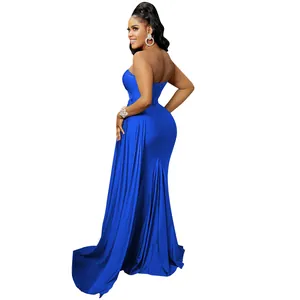 Elegante vestido de noche azul real sin tirantes con una espectacular cola larga