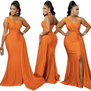 Elegante vestido maxi naranja de un hombro mostrado en varios ángulos con abertura