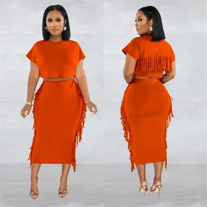 Elegantes zweiteiliges Set in Orange mit Fransen, Crop Top und Midirock fuer Damen.