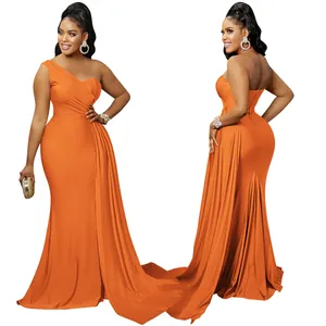 Elegante vestido de noche naranja de un solo hombro con corte de sirena y drapeado lateral