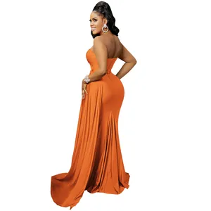 Elegante vestido de noche naranja sin tirantes con detalle drapeado vista lateral