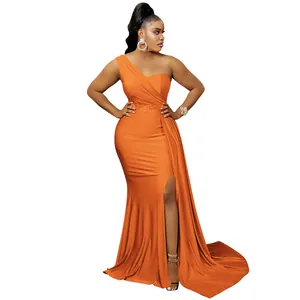 Elegante vestido de noche naranja de un hombro con abertura y detalles de cintura